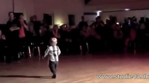 2 х летний малыш танцует рок н рол