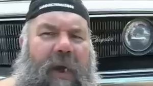 мужик озвучивает марки машин XD