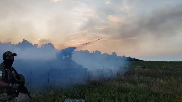 МТ-ЛБ с 32-зарядной авиационной пусковой установкой УБ-32 57-мм неуправляемых снарядов С-5