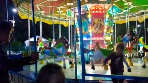 Ночью на каруселях  Есфирь с подругой катаются #парк #качели #карусели