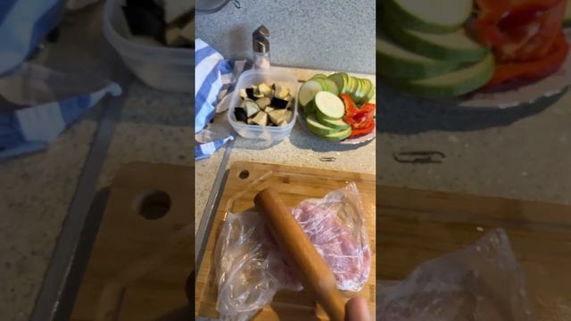 Обед на семью за 400₽: индейка (5 стейков получилось), 1 кабачок, 1 баклажан, немного перца. смотреть онлайн