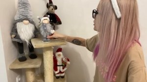 Украшаю дом к НОВОМУ ГОДУ. Нарядила Ёлку. Кира мучается с ногтями.