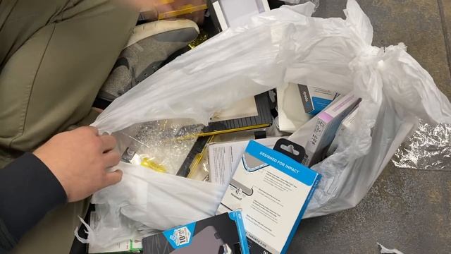 DUMPSTER DIVING APPLE STORE!! FOUND IPAD MINI!! смотреть онлайн