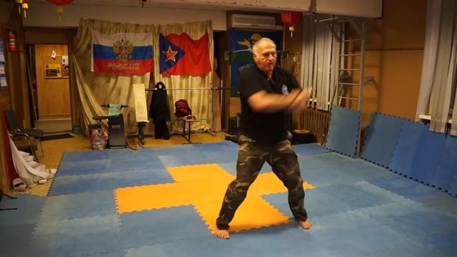 отработка техники нанесения ударов кукри, школа ножевого боя МАКО