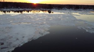 закат на реке Нева в Ленинградской области, весенний ледоход