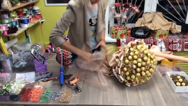 Мастер класс. Как сделать огромный букет конфет за 30 секунд!
