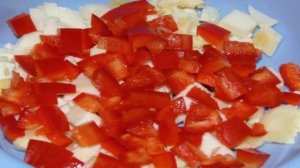 Яичный салат с красным сладким перцем и сыром