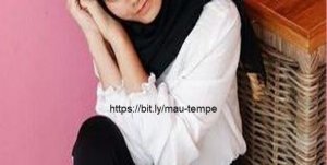 cewek berjilbab hitam siap goyang maju mundur - Shorts