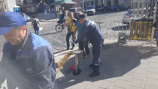 Прикол на улице с пожарным гидрантом и толпой комунальщиков проверяльщиков.