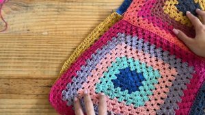 Vestido Granny Squares de crochê - Sobras de fios @HandmadebyMih