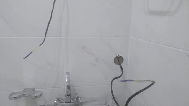 Косяки от плиточников  Отверстие в плитке под подрозетник вырезали, а в самой стене нет!