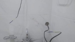 Косяки от плиточников  Отверстие в плитке под подрозетник вырезали, а в самой стене нет!