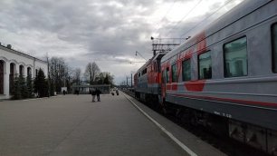 ТЭП70-0084 с поездом № 79/80 Калининград — Санкт-Петербург прибывает в Новгород