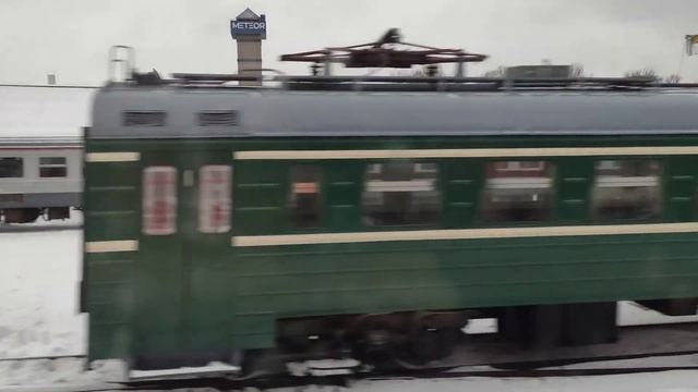 Зелёные вагоны электропоезда ЭР2К-901 в ТЧ15, из окна "Ласточки", г. СПб, 29.11.2023г.(4K UHD) смотреть онлайн