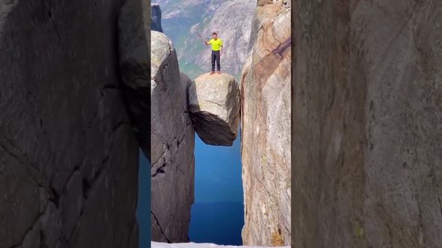 Самый опасный камень в мире.В Норвегии одной из самых известных гор является Кьерг