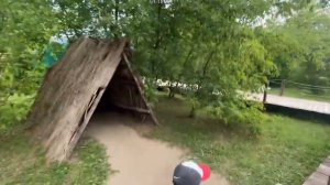 Дети гуляют в парке с динозаврами