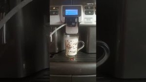 Кофемашина Saeco Aulika Top. Как взбивает молоко автоматическая кофемашина. Пена взбитого молока