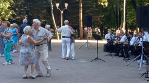 Танцы в парке