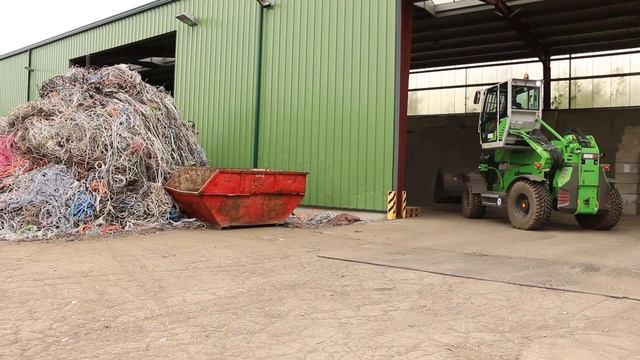 SENNEBOGEN 355 E telehandler - metal recycling at the company MVM, Germany смотреть онлайн
