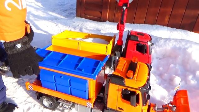 #Машинки для мальчиков #BRUDER Бензовоз и Фургон застряли на помощь приехал Снегоуборочный Грузовик смотреть онлайн