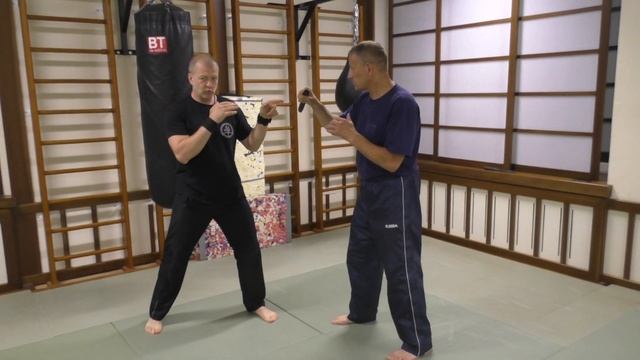 Надо ли работать против вооруженного ножом ногами- Карташов Илья об этом. смотреть онлайн