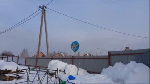 Стреляем из автомата по воздушным шарикам наполненных гелием