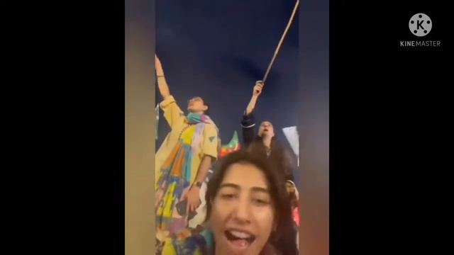 Sayra Yousaf singing for Imran khan in #KarachiJalsa смотреть онлайн