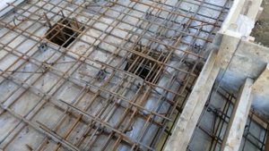 Крыльцо из бетона. Монолитная плита на колоннах.