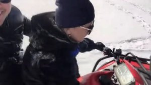 Женщина на снегоходе