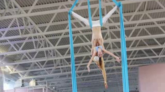 Duo Grunin. Aerial silks