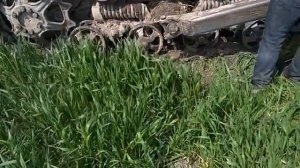 У ТРАКТОРА (ДТ-75)ЗАКЛИНИЛО ПРАВАЯ  ГУСЕНИЦА ВО ВРЕМЯ РАБОТЫ .Быстрый ремонт . (1956)