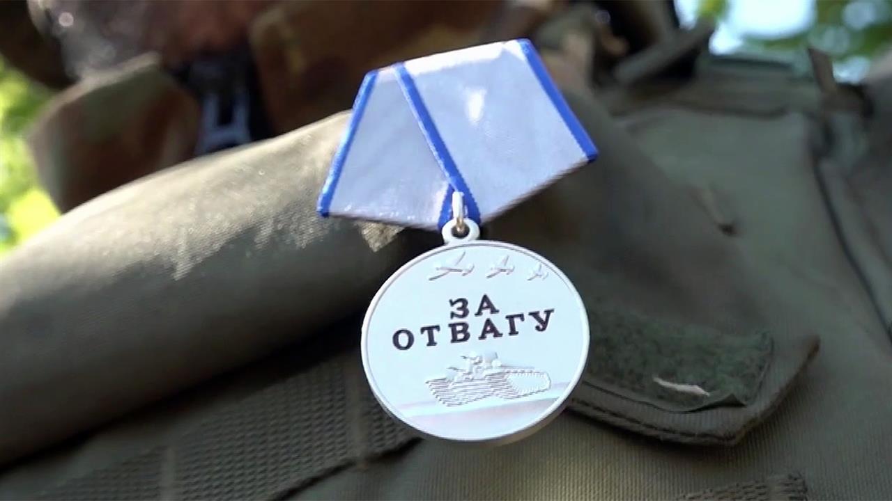 На передовой в районе Работино бойцам 71-го полка вручили государственные награды