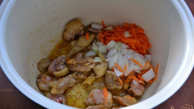 Молодой картофель с курицей в мультиварке