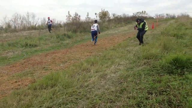 Кросс лыжников с имитацией лыжных ходов в подъем
