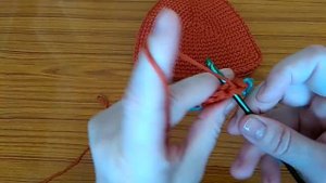 Соединение ряда при вязании по кругу " Галочкой в раскол " .