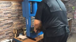 Отжим сыродавленного кедрового масла на дубовом прессе.