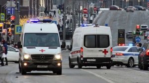 Что делать если встал на красный, а сзади скорая помощь с мигалкой? Как правильно поступить