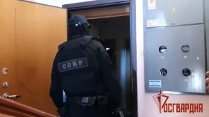 Сотрудники СОБР «Архангел» Росгвардии задерживают контрабандиста