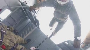 Затяжной прыжок с парашютом с высоты 2500 метров