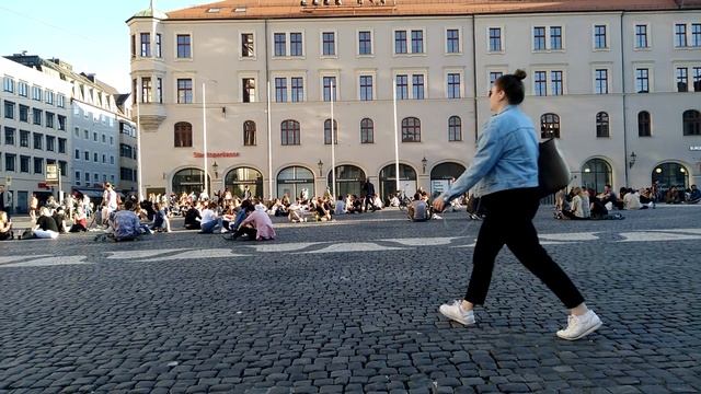 Жизнь в Германии. Люди сидят на брусчатке на площади. Аугсбург смотреть онлайн
