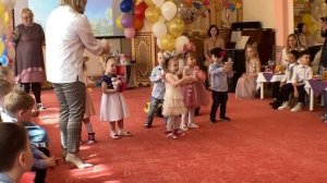 "Как на празднике на нашем мы с игрушками попляшем!" Малыши группы "Лапушки" поздравляют выпускнико
