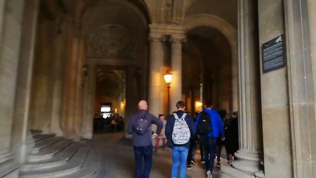 Прогулка по Лувру- одно из самых знаменитых достопримечательностей Парижа. смотреть онлайн