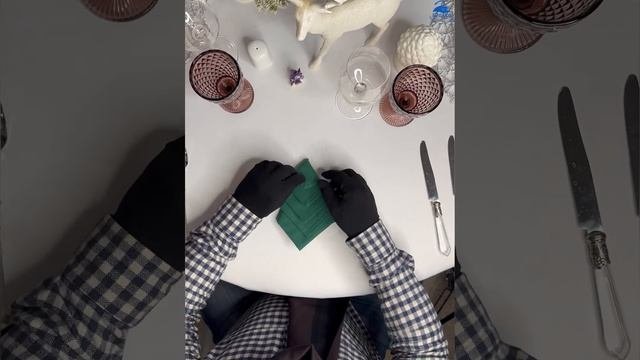 Как сложить текстильную салфетку в виде ёлочки:идеи для новогоднего стола 2024  ?https://t.me/kovax