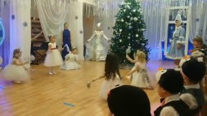 Выход Льдинок и Снежной королевы.231