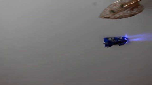 Антигравитационная машинка ездит по стенам и потолку смотреть онлайн