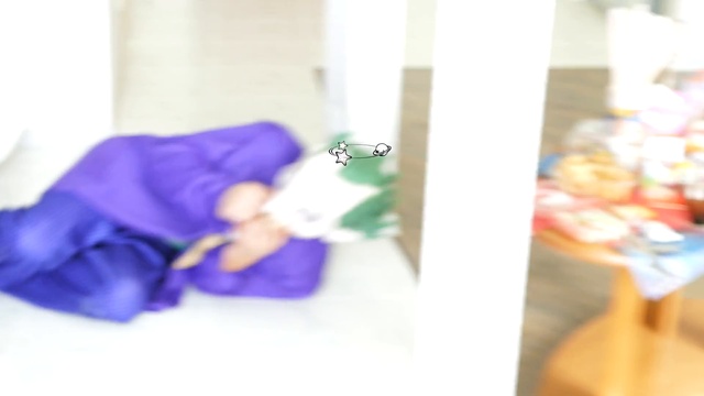 Супергерои высыпают много сладостей на голову Золушке из огромного яйца ! смотреть онлайн