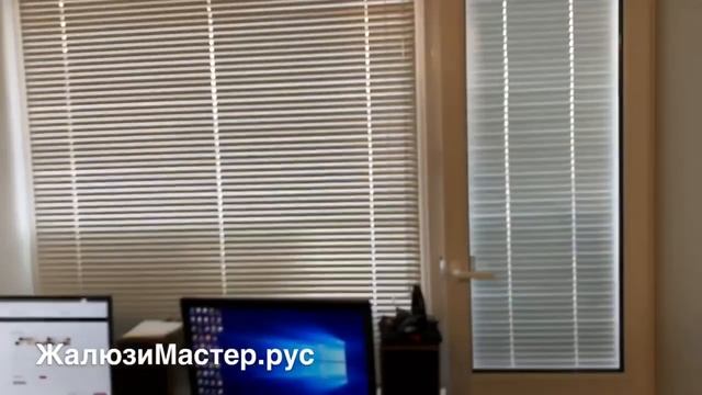 Установка горизонтальных жалюзи на балконную дверь снаружи и на окно внутри помещения.mp4