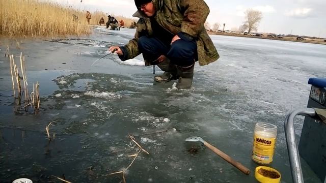 Ловля карася!!! последний лёд  Советую всем посмотреть (720p).mp4