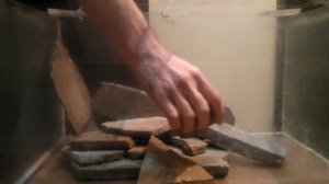 Выкладываем грот из песчаника для цихлид Танганьики и Малави.