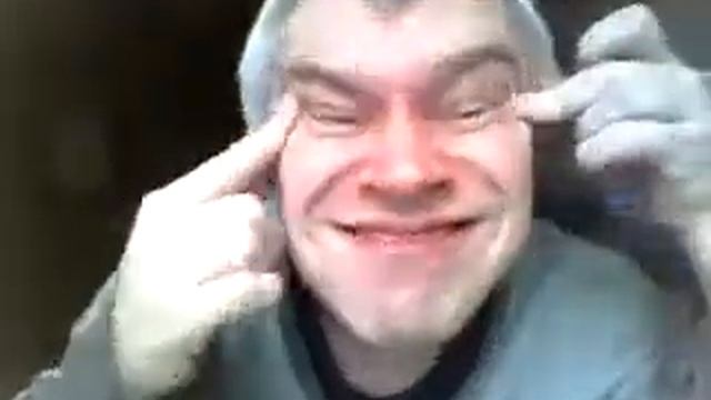 Дед кривляется на камеру шок дед шизофреник смотреть онлайн шизофрения больной смотреть онлайн